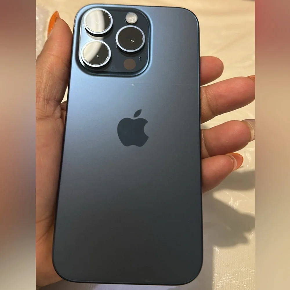 Titanium Apple iPhone 15 pro 256gb blue titanium  unlocked BH 90%